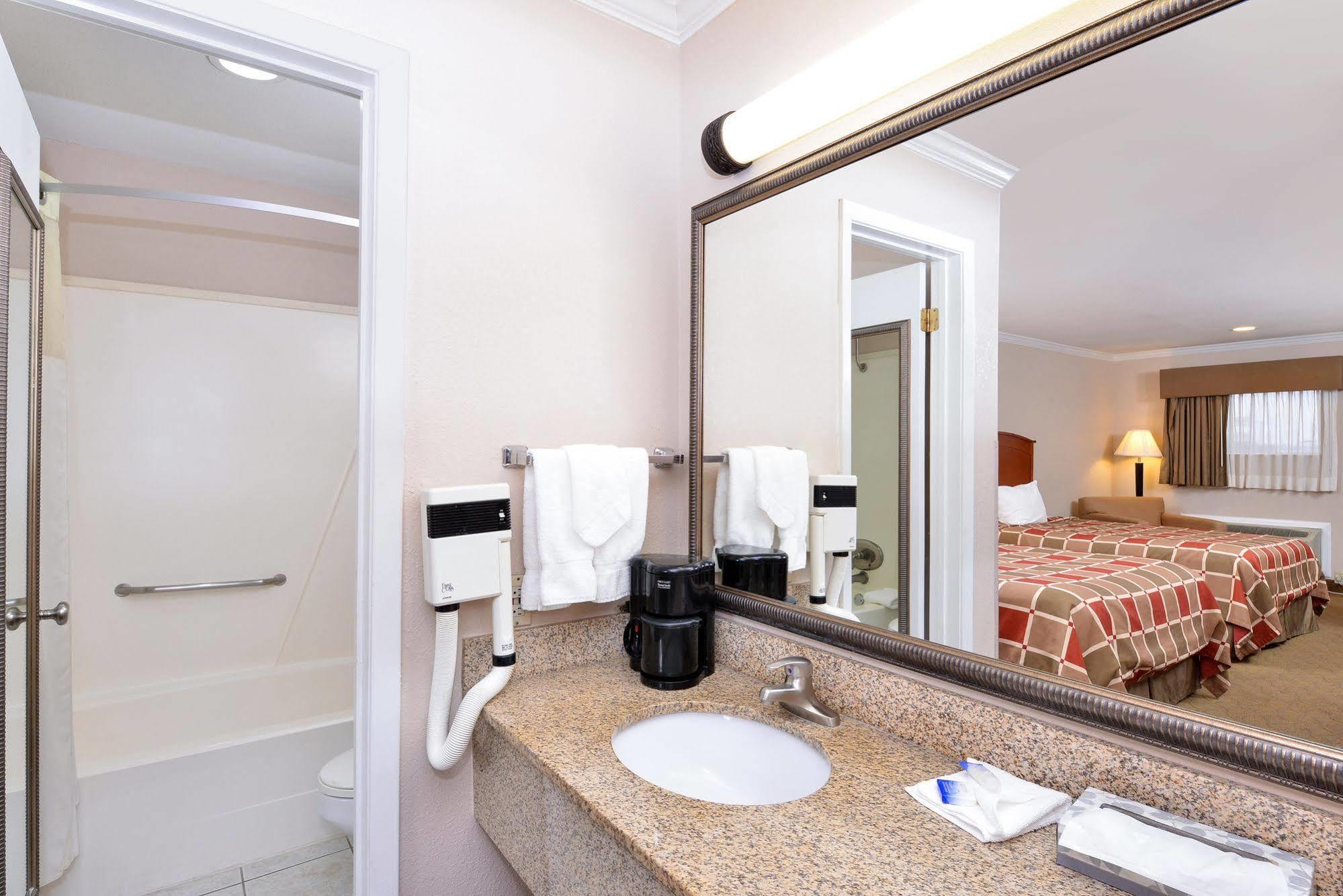 Surestay Hotel By Best Western Rockdale Екстер'єр фото